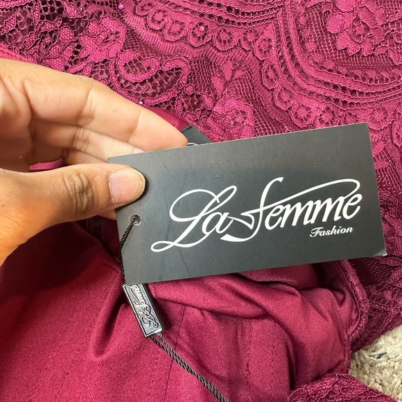 La Femme Long Bell-Sleeved Lace Homecoming Dress Size 2 NWT - Picture 8 of 9